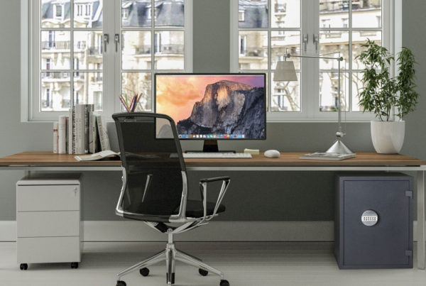 Coffre-fort posé sous un bureau dans une pièce de travail
