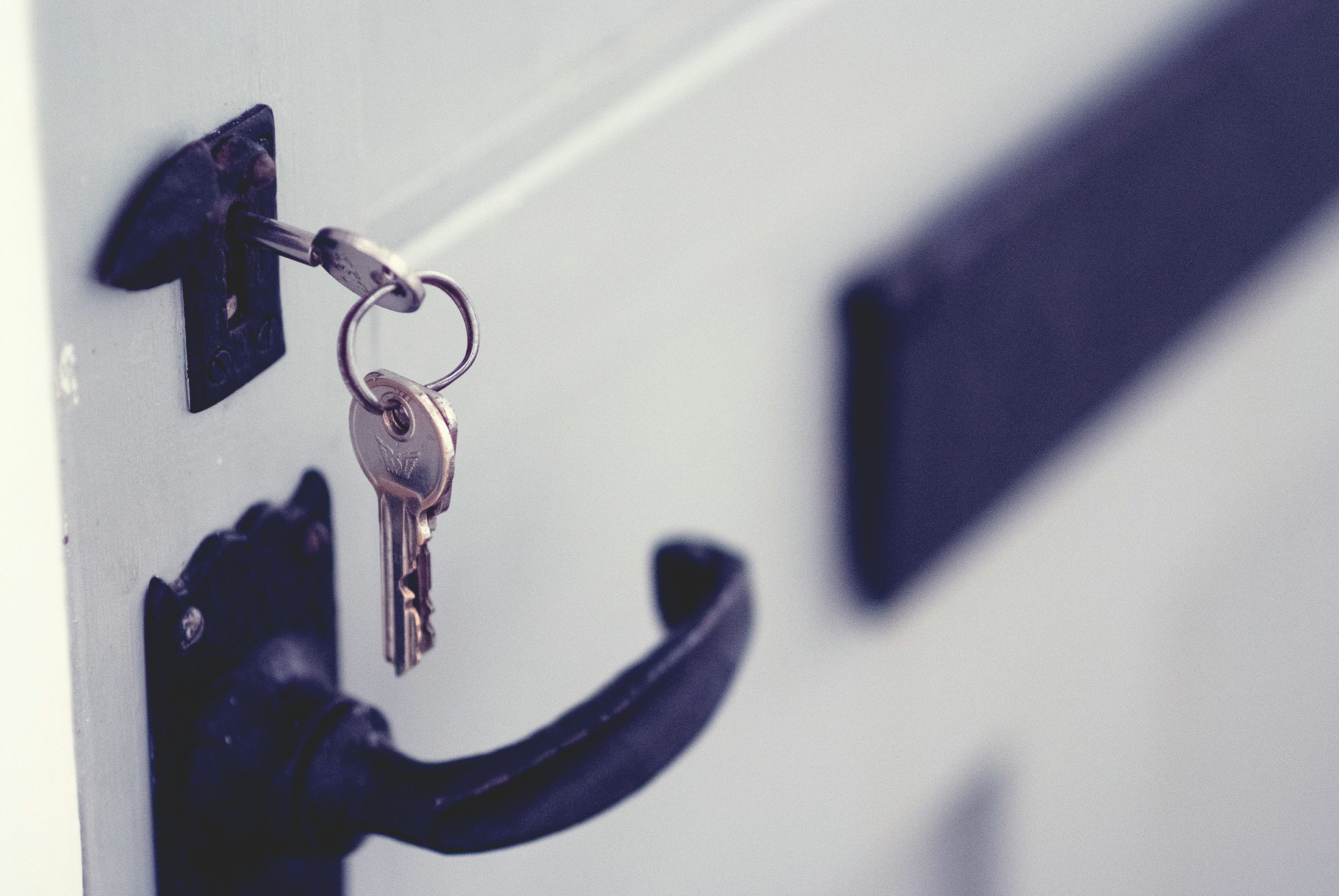 Clés suspendues à une serrure de porte ancienne